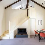 20 Hazelnut Grove Spacious Contemporary 2-bed House In - Pass The Keys *